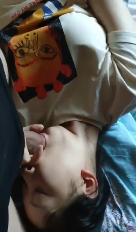 Em gái bú cu xinh xắn - clip sex
