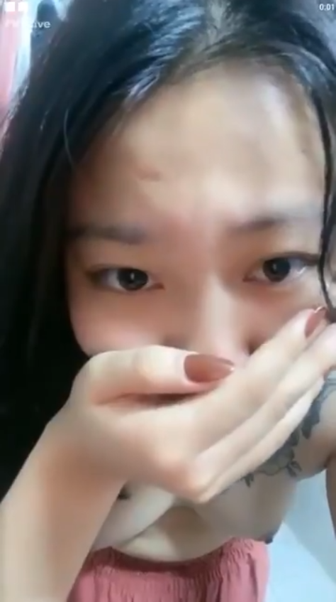 [clip sex] Đang live thì nứng quà đè em gái xinh ra địt.